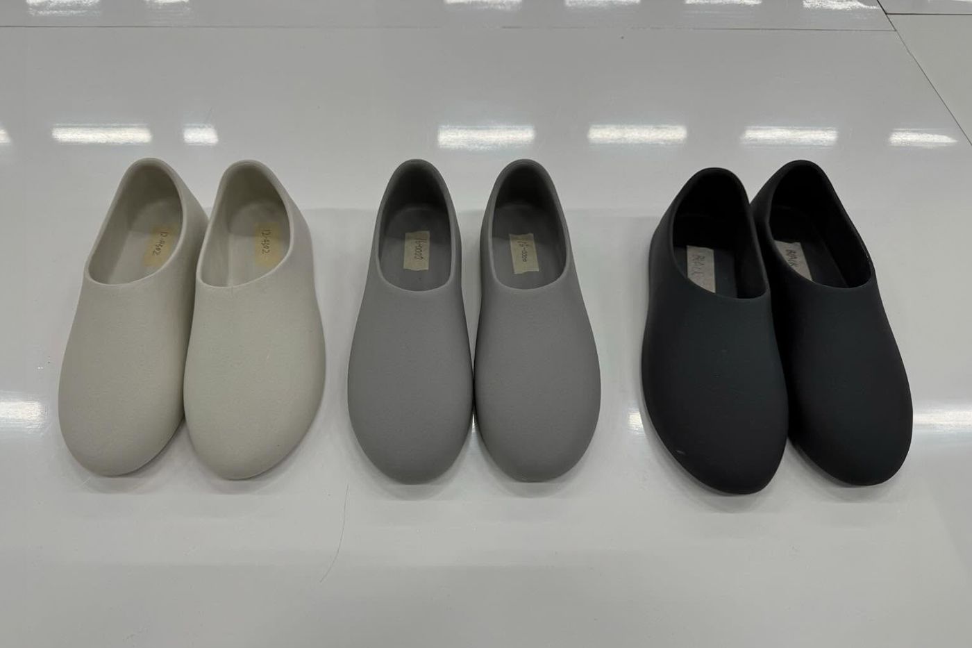 Ye’s $20 SL-01 had no logo. A week later he nicknamed it the Yeezy Slides.. Black, with grey and light taupe, Ye's own photo.