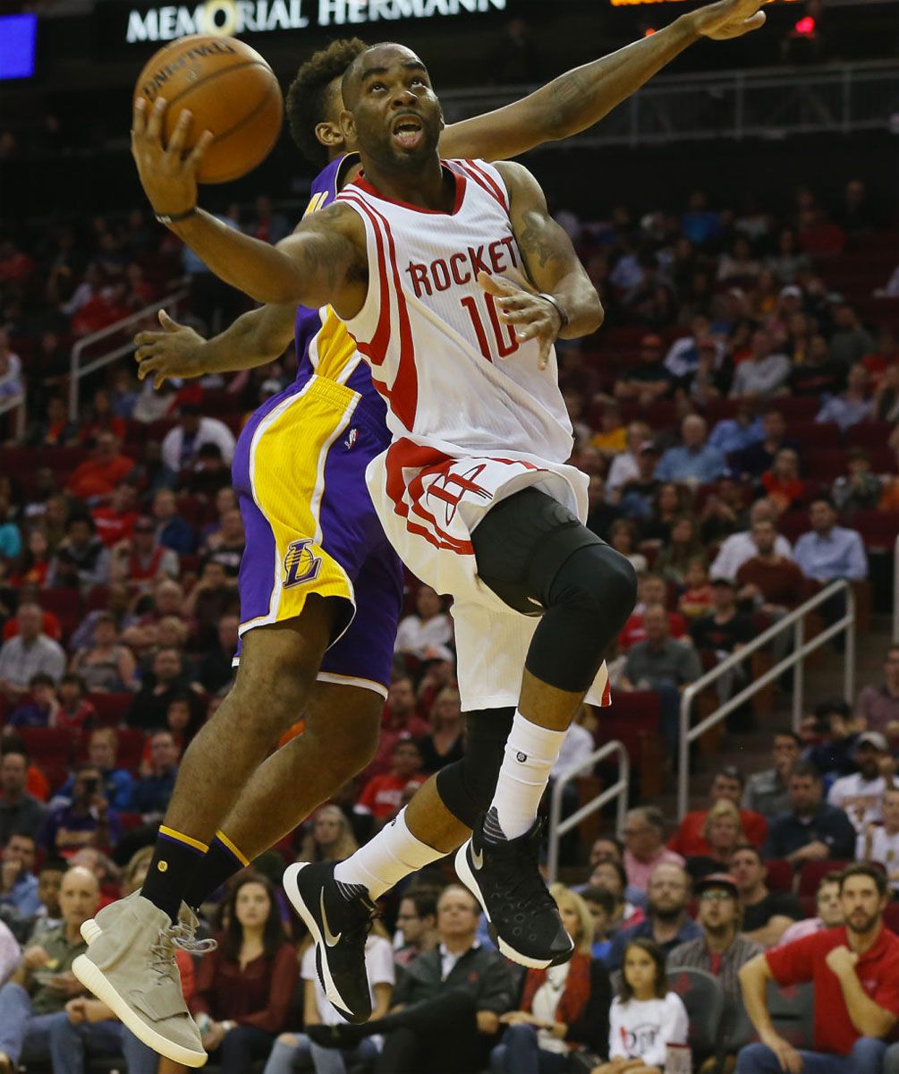 Nick Young played an NBA game in Yeezy 750s before anyone else. Marcus Thornton drives past Young, who's in the 750s, Houston, 12 Dec 2015.