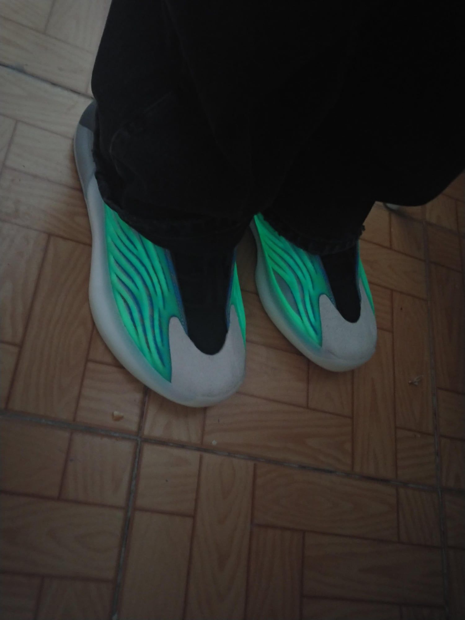 The Quantum Frozen Blue kept the reflective heel the NBA wouldn’t clear. Frozen Blue on foot in the dark, the knit glowing green.